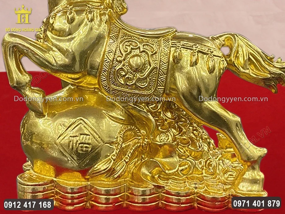 Tr&ecirc;n bao tiền chạm khắc chữ Ph&uacute;c bằng tiếng H&aacute;n